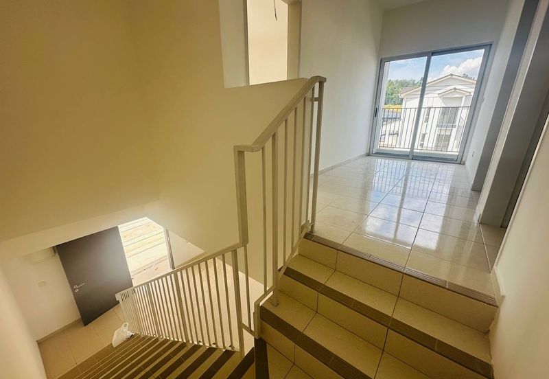 M Senyumia Salak Tinggi *