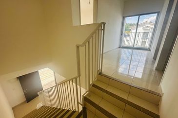 M Senyumia Salak Tinggi