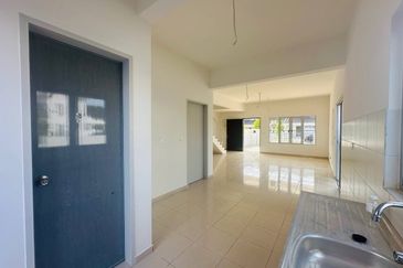 M Senyumia Salak Tinggi