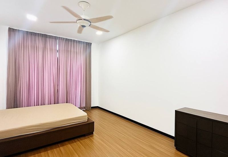 Summerglades, Perdana Lakeview West