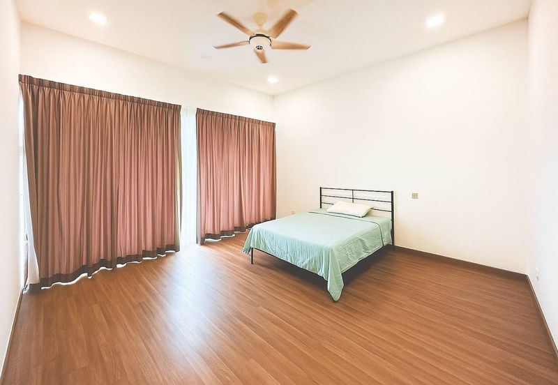 Summerglades, Perdana Lakeview West