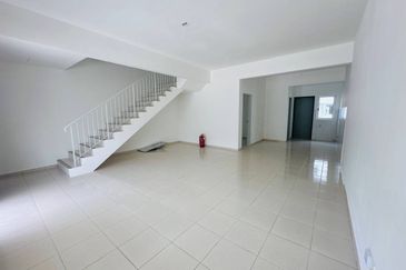 M Senyumia Salak Tinggi