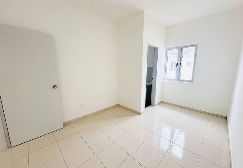 M Senyumia Salak Tinggi *