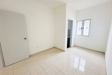 M Senyumia Salak Tinggi