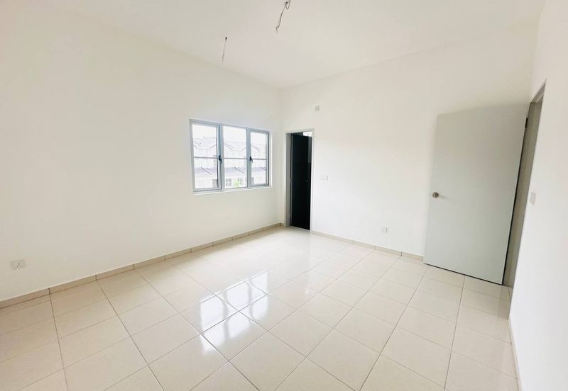 M Senyumia Salak Tinggi *