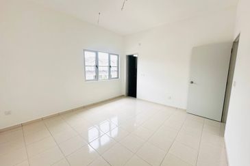 M Senyumia Salak Tinggi