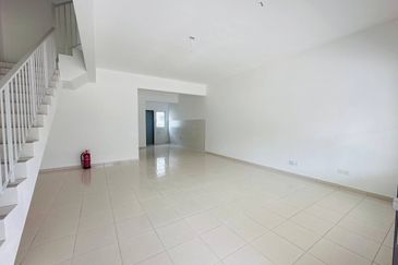 M Senyumia Salak Tinggi