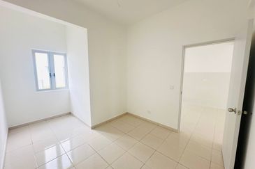 M Senyumia Salak Tinggi