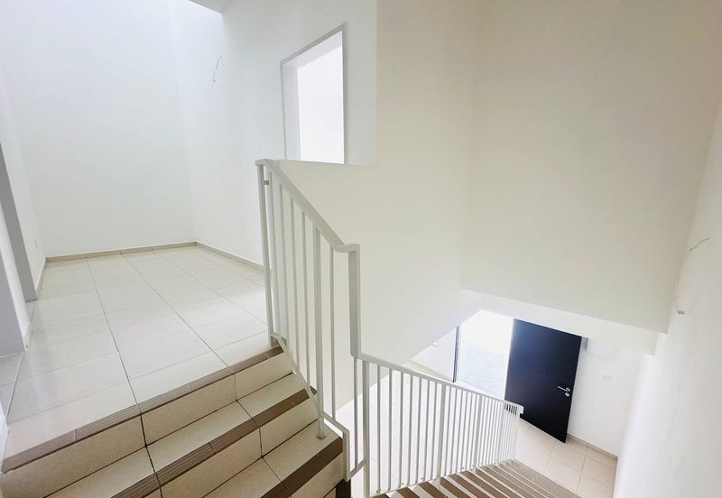 M Senyumia Salak Tinggi *