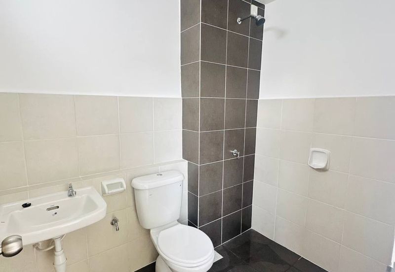 M Senyumia Salak Tinggi *