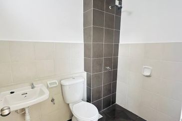 M Senyumia Salak Tinggi