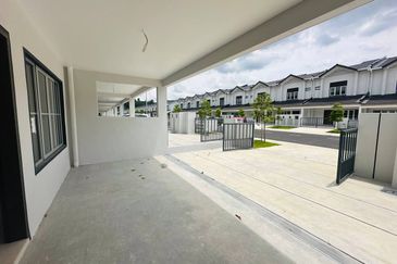 M Senyumia Salak Tinggi