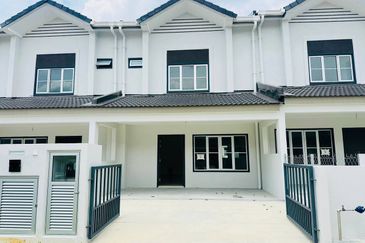 M Senyumia Salak Tinggi