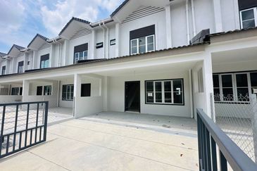 M Senyumia Salak Tinggi