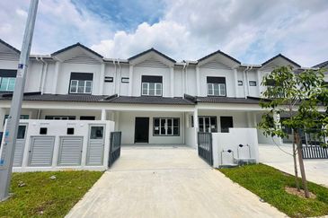 M Senyumia Salak Tinggi