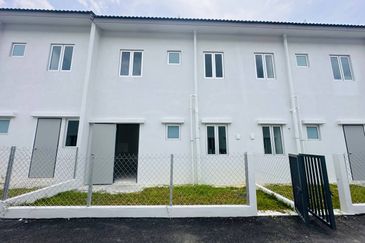 M Senyumia Salak Tinggi