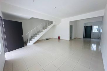 M Senyumia Salak Tinggi