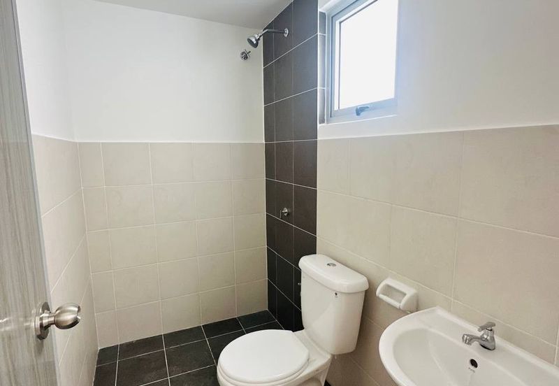 M Senyumia Salak Tinggi *