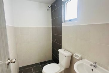 M Senyumia Salak Tinggi