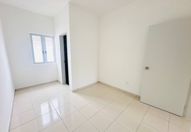 M Senyumia Salak Tinggi *