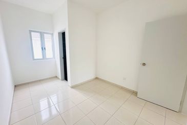 M Senyumia Salak Tinggi