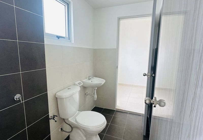 M Senyumia Salak Tinggi *