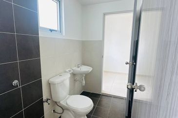 M Senyumia Salak Tinggi