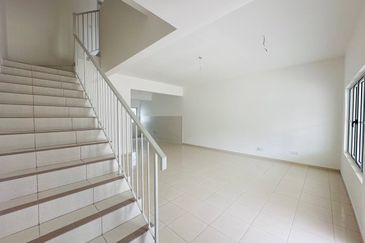 M Senyumia Salak Tinggi