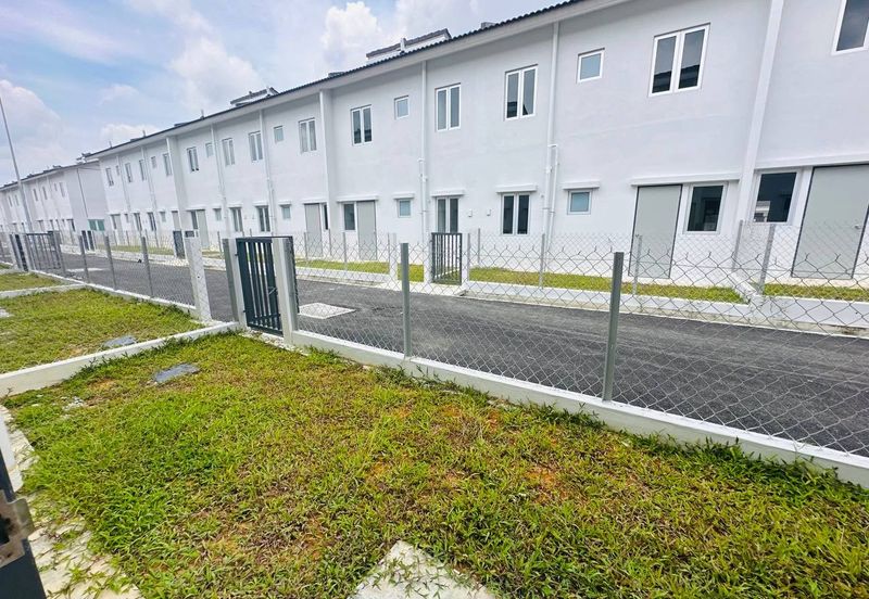 M Senyumia Salak Tinggi *