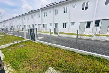 M Senyumia Salak Tinggi