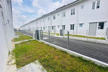 M Senyumia Salak Tinggi