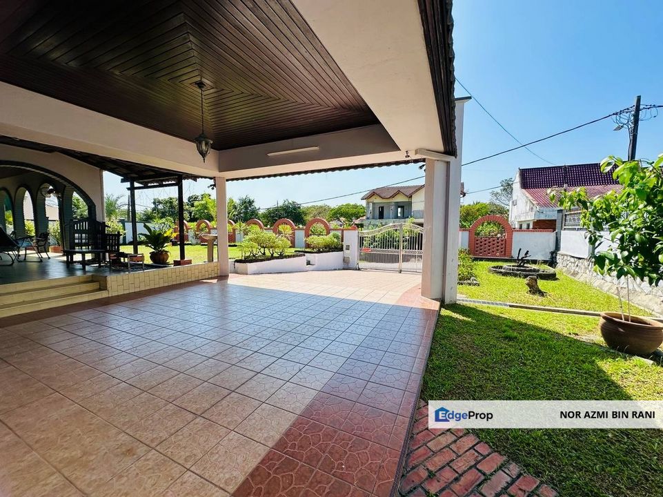 SHAH ALAM Seksyen 11 Beautifully Renovated & Partly Furnished Double Storey Bungalow , Selangor, Shah Alam