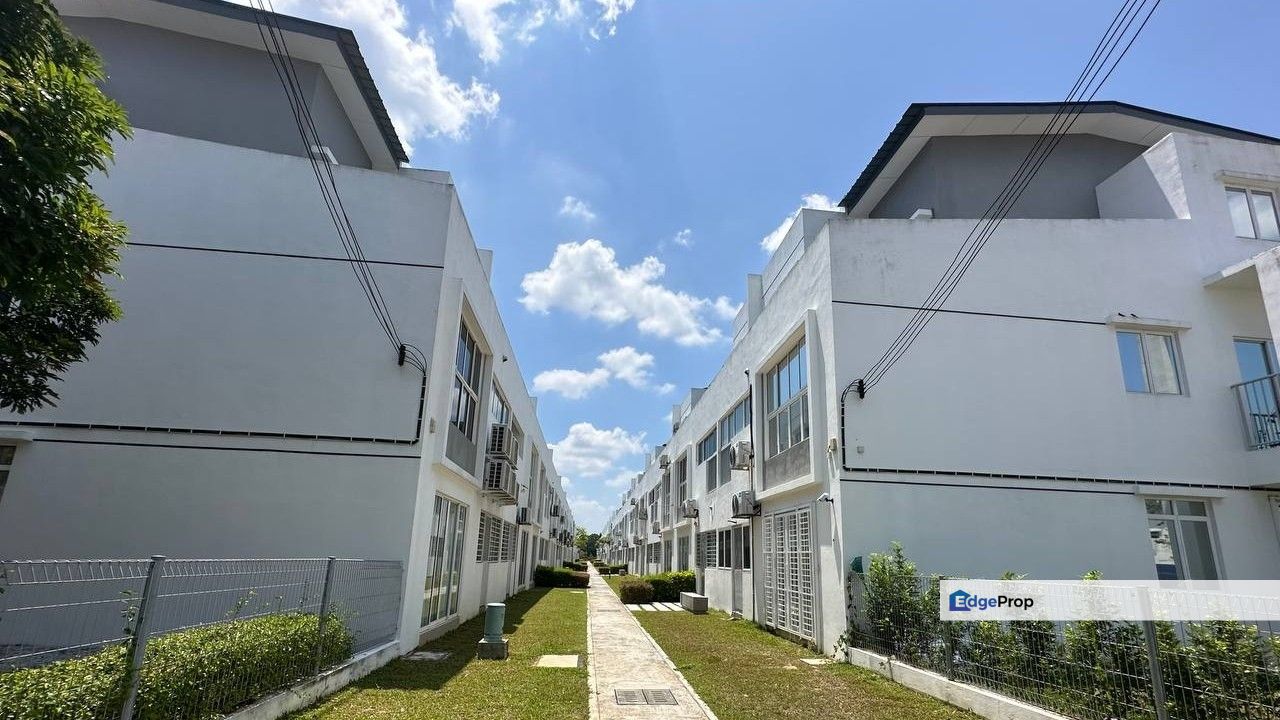DENGKIL Freehold Platinum Residence Upper Unit Townhouse for Sale, Selangor, Dengkil
