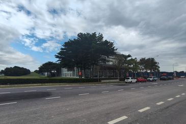 3 storey Stand Alone Building, Setia Alam, To Let