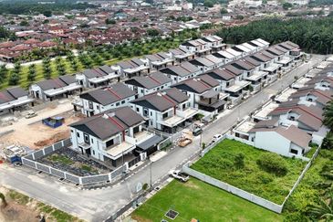 TAMAN PELANGI INDAH, SITIAWAN