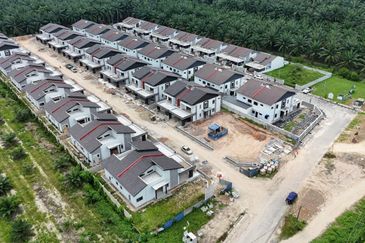 TAMAN PELANGI INDAH, SITIAWAN