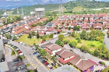 Vista Pinggiran, Taman Pinggiran Putra