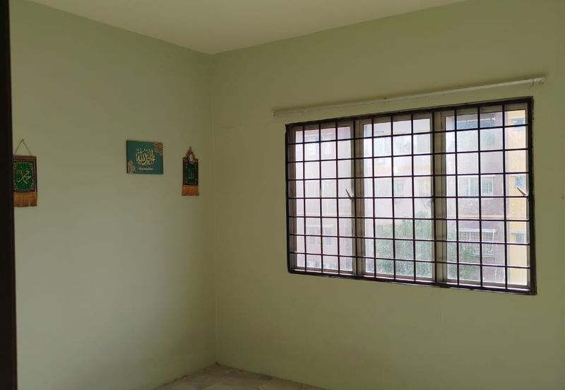 Iris Apartment, Taman Saujana Utama