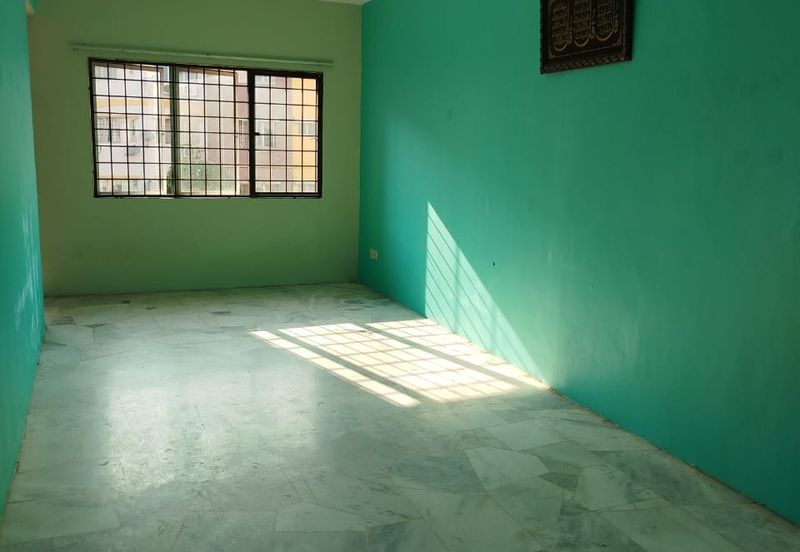 Iris Apartment, Taman Saujana Utama