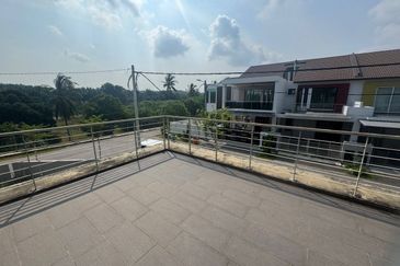 Krubong 2sty Terrace House CORNER LOT 55x70 4room 3bath 2 balcony Large area side land FREEHOLD Bare unit