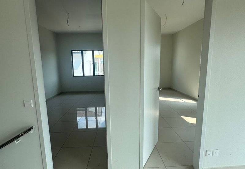 Krubong 2sty Terrace House CORNER LOT 55x70 4room 3bath 2 balcony Large area side land FREEHOLD Bare unit