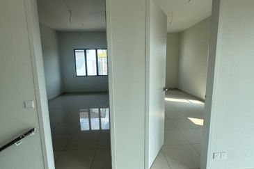 Krubong 2sty Terrace House CORNER LOT 55x70 4room 3bath 2 balcony Large area side land FREEHOLD Bare unit