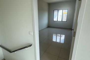 Krubong 2sty Terrace House CORNER LOT 55x70 4room 3bath 2 balcony Large area side land FREEHOLD Bare unit