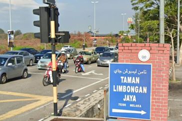 Limbongan Jaya 3sty Shop next to Kota Laksamana @ MAIN ROAD