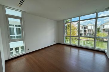 Emerald Bay @ Puteri harbour