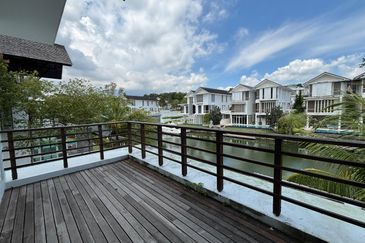 Emerald Bay @ Puteri harbour