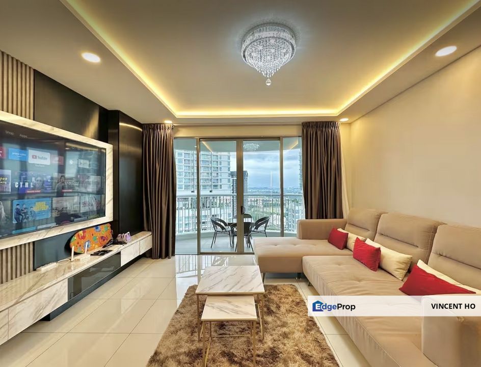 Beautiful Spacious Full Furnished Highfloor Seaview Apartment, Johor, Kota Iskandar