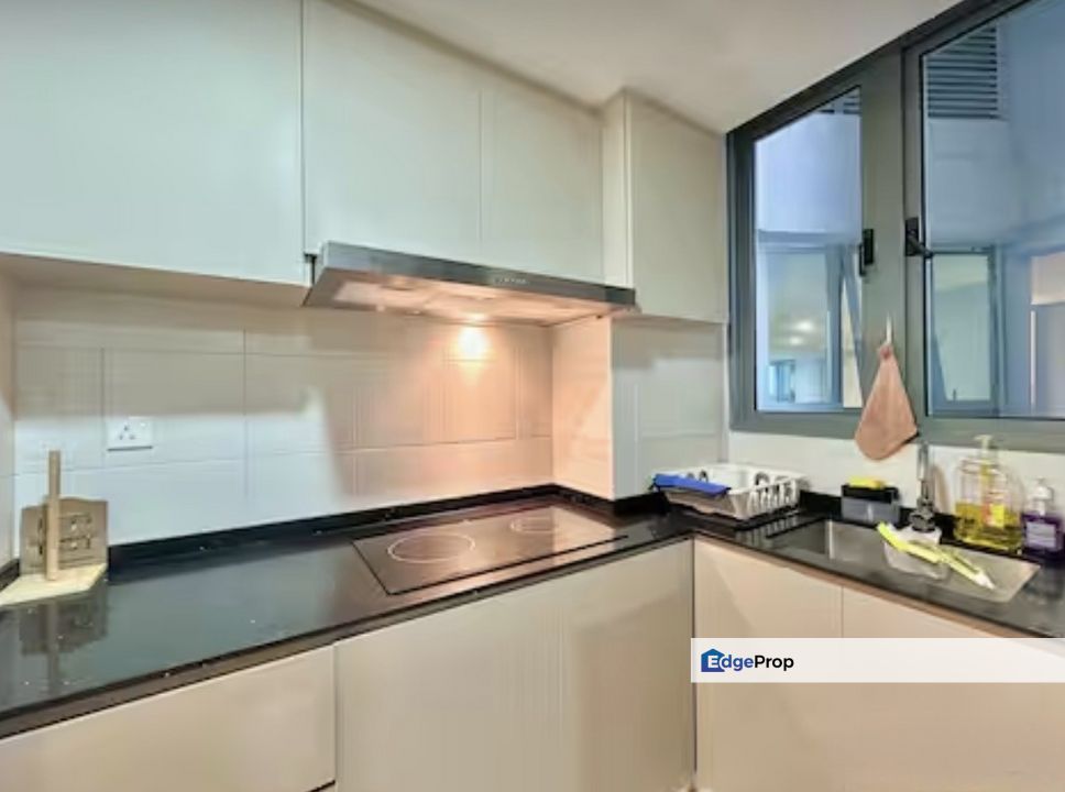 Beautiful Spacious Full Furnished Highfloor Seaview, Johor, 