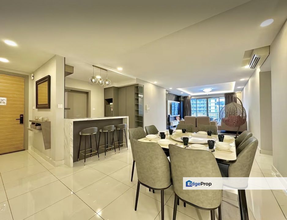 Beautiful Spacious Full Furnished Highfloor Seaview, Johor, 