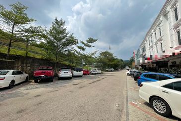 Jalan Austin Heights